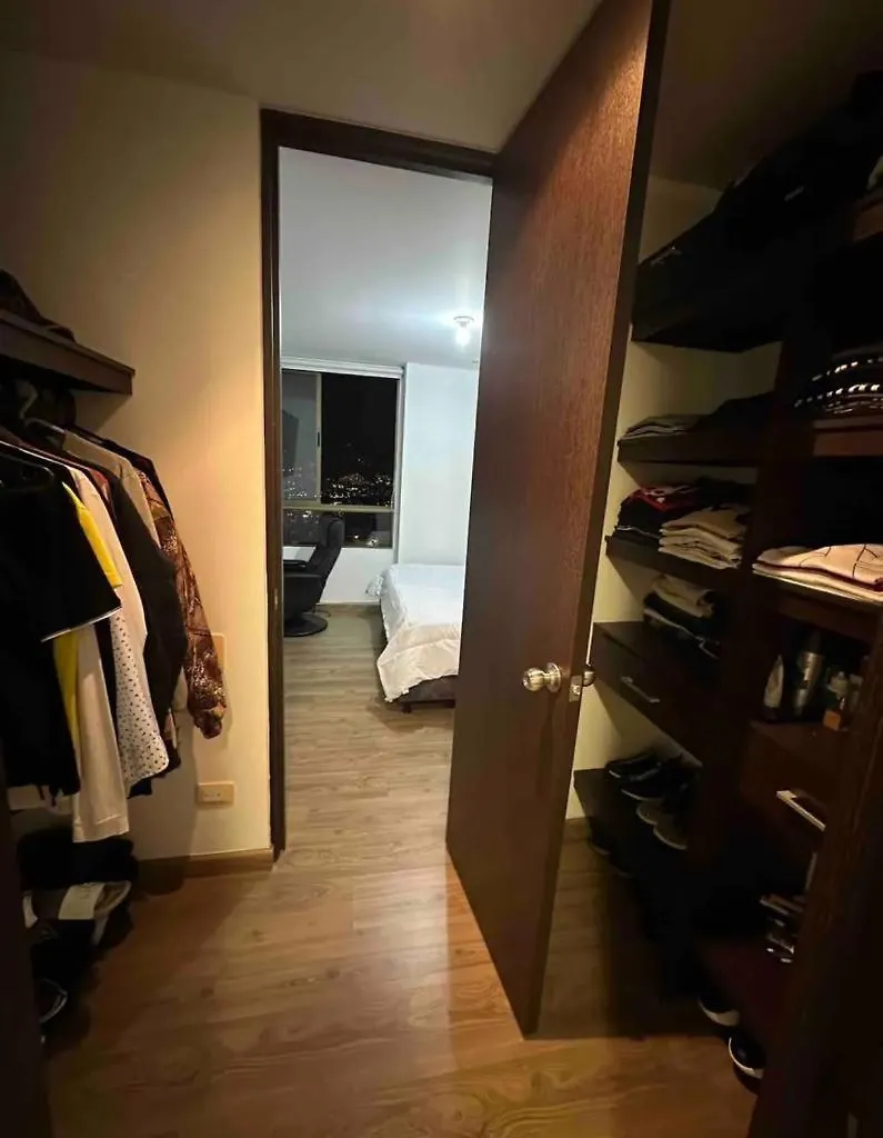 Lujoso Apartamento En El Poblado Con Vista A La Ciudad. Medellin
