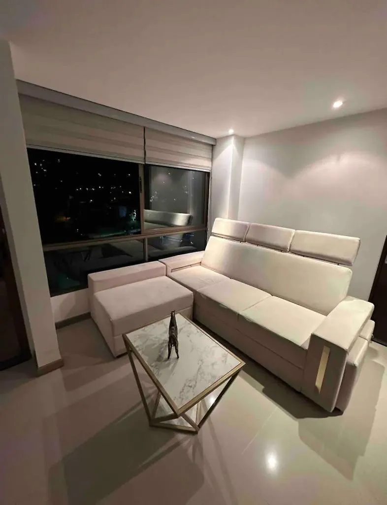 Lujoso Apartamento En El Poblado Con Vista A La Ciudad. location